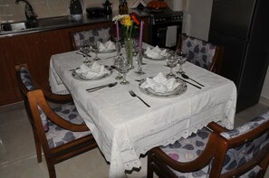 Dining - Enora Loutraki! Stylish 2BR Retreat with private Garden near the Sea. (Loutraki)