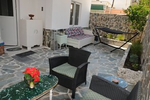 Terrace/patio - Enora Loutraki! Stylish 2BR Retreat with private Garden near the Sea. (Loutraki)