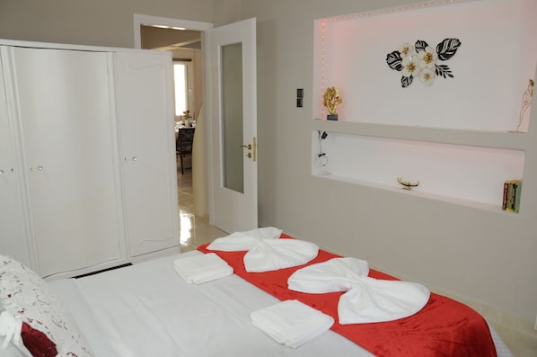 2 bedrooms, iron/ironing board, free WiFi, bed sheets