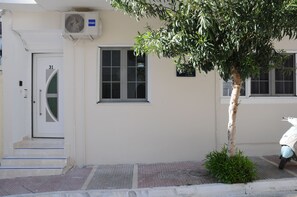 Exterior detail - Enora Loutraki! Stylish 2BR Retreat with private Garden near the Sea. (Loutraki)