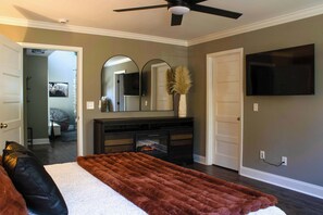 Iron/ironing board, WiFi, bed sheets, wheelchair access - Peach State Hideaway, The Columbus Escape (Columbus)