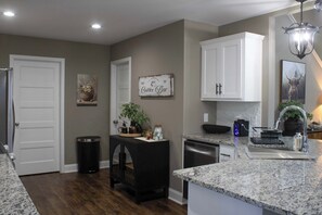 Fridge, microwave, stovetop, dishwasher - Peach State Hideaway, The Columbus Escape (Columbus)