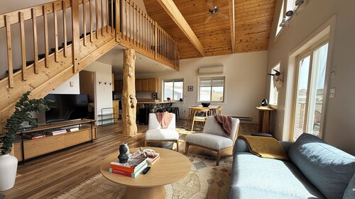 2 bedroom cabin near Yellowstone with cozy mountain vibes. Minutes to everything