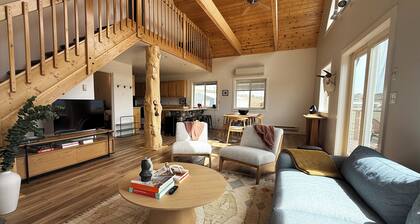 2 bedroom cabin near Yellowstone with cozy mountain vibes. Minutes to everything