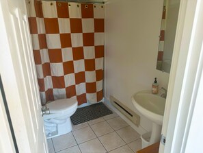 Bathroom - 2 bedroom cabin near Yellowstone with cozy mountain vibes. Minutes to everything (Livingston)