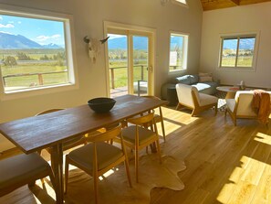 Dining - 2 bedroom cabin near Yellowstone with cozy mountain vibes. Minutes to everything (Livingston)