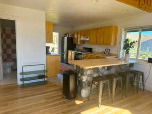 Private kitchen - 2 bedroom cabin near Yellowstone with cozy mountain vibes. Minutes to everything (Livingston)