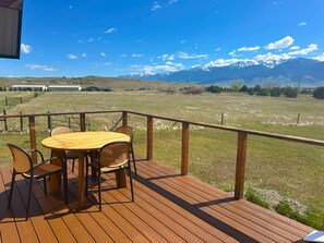 Outdoor dining - 2 bedroom cabin near Yellowstone with cozy mountain vibes. Minutes to everything (Livingston)