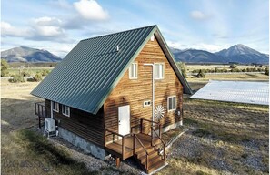 Exterior - 2 bedroom cabin near Yellowstone with cozy mountain vibes. Minutes to everything (Livingston)