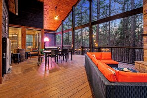Outdoor dining - Family Friendly Broken Bow Cabin Sleeps 13, 1+acre, Hot Tub, Fire Pit, Game Room (Broken Bow)