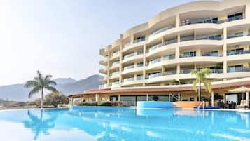 Deluxe-Apartment, Terrasse, Seeblick | Pool