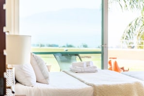 Appartement Deluxe, patio, vue lac | Coffres-forts dans les chambres, fer et planche Ă repasser