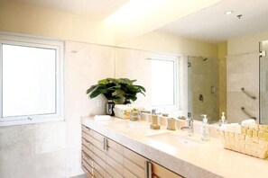Deluxe appartement, patio, uitzicht op meer | Badkamer | Gratis toiletartikelen, een haardroger, handdoeken, zeep
