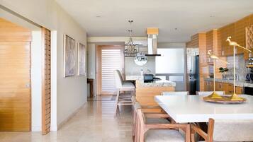 Apartamento luxo, varanda, vista para o lago | Sala de jantar
