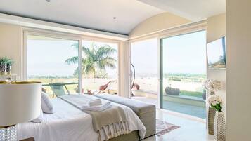 Apartamento luxo, varanda, vista para o lago | Cofres nos quartos, ferros/tábuas de passar roupa, Wi-Fi de cortesia