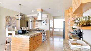 Departamento Deluxe, patio, vista al lago | Cocineta privada | Refrigerador, microondas, horno y parrilla de estufa
