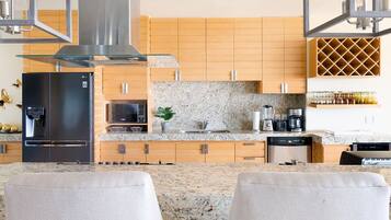 Departamento Deluxe, patio, vista al lago | Cocineta privada | Refrigerador, microondas, horno y parrilla de estufa