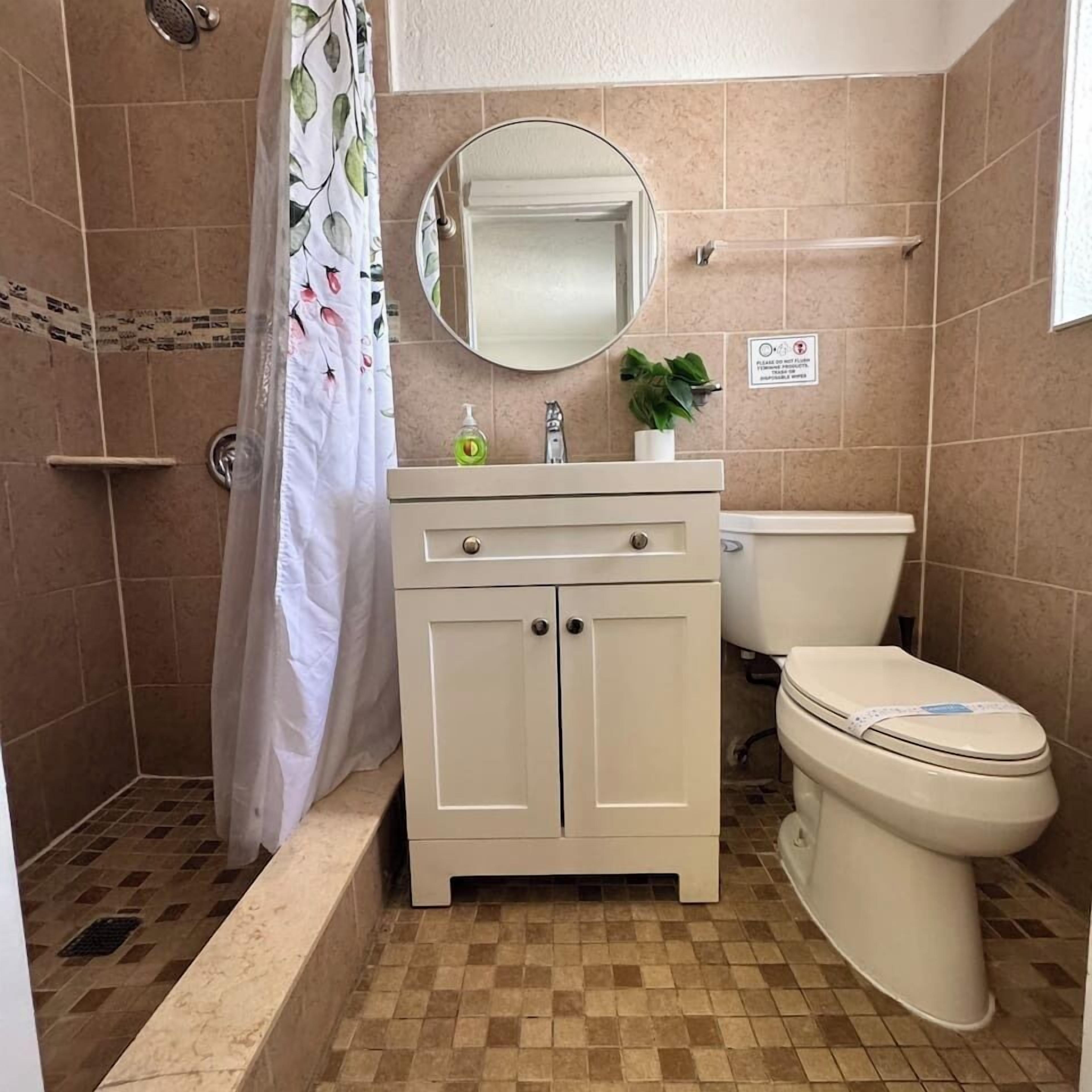 Douche, séchoir à cheveux, serviettes fournies