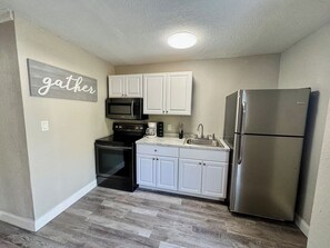 Microwave, oven, stovetop, spices - Renovated 1 Bedroom Coastal Escape, Near the Beach (Clearwater)