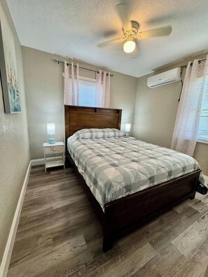 Iron/ironing board, WiFi, bed sheets - Renovated 1 Bedroom Coastal Escape, Near the Beach (Clearwater)