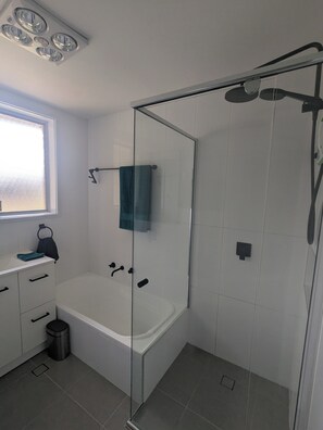 Bathroom - Salt and Pepper House - your home away from home. (Evatt)