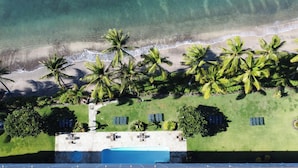 An aerial view of a resort with a swimming pool, palm trees, and a beach. - Holo Hou Hale - Lahaina Shores Retreat on Front St (Lahaina)