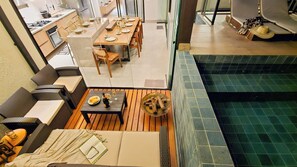 A modern kitchen with a dining area, a pool, and a lounge area with seating. - Luxury penthouse apartment with air conditioning in all rooms in Ubatuba. (Ubatuba)