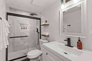 Dusche, Haartrockner, Handtücher, Seife