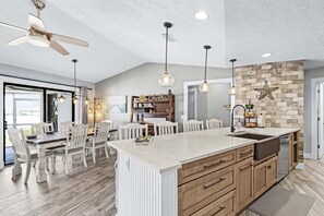 Dining - Private Beach & Pool Retreat, Dock, Kayaks & Dolphin Views - Seabird Shenanigans - Roelens (Apollo Beach)