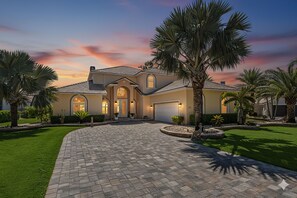 Exterior - Private Beach & Pool Retreat, Dock, Kayaks & Dolphin Views - Seabird Shenanigans - Roelens (Apollo Beach)