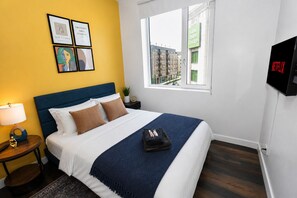 4 bedrooms, iron/ironing board, free WiFi, bed sheets - Chicago South Side 4BR/2BA Retreat Near McCormick (Chicago)