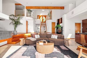 TV, fireplace, offices - Casa Bianca by Oraklus (Malibu)