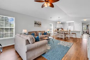 Living area - River Oaks 3BR • Pool, Tennis & Relaxation (Myrtle Beach)