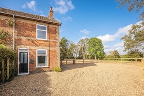 Exterior - 2 Crossing Cottage, Theberton (Leiston)