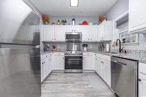 Private kitchen - Barefoot Resort with Pool, Golf (North Myrtle Beach)