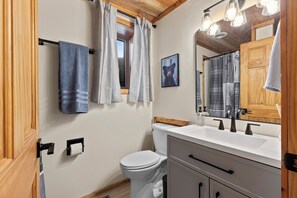 Douche, sèche-cheveux, serviettes fournies, savon