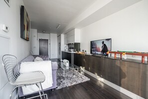 Luxury-Zimmer, Balkon, Stadtblick | Wohnbereich