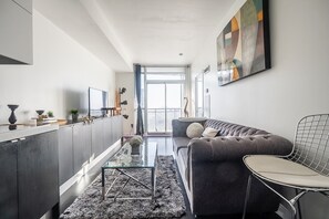 Luxury-Zimmer, Balkon, Stadtblick | Wohnbereich