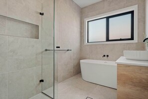 Dusche, Haartrockner, Handtücher, Shampoo