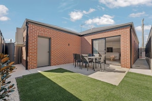 Outdoor dining - Stylish Bathurst Apartment Near CBD (Bathurst)