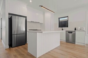 Fridge, oven, stovetop, dishwasher - Stylish Bathurst Apartment Near CBD (Bathurst)