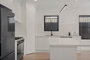 Frigorífico, horno, placa de cocina y lavavajillas