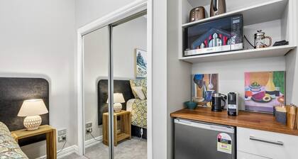 Chapel on Moray - studio room with bathroom and kitchenette