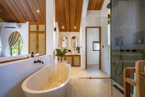 Vila luxo, 1 cama King, vista para a piscina | Banheiro