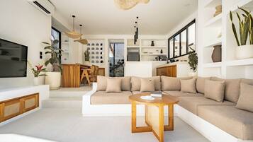 Deluxe Villa, 1 King Bed, Pool View | Living room