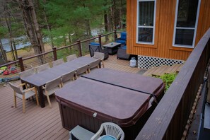 Outdoor dining - Fun 5 Bedroom Lakefront Cottage (Bethel)