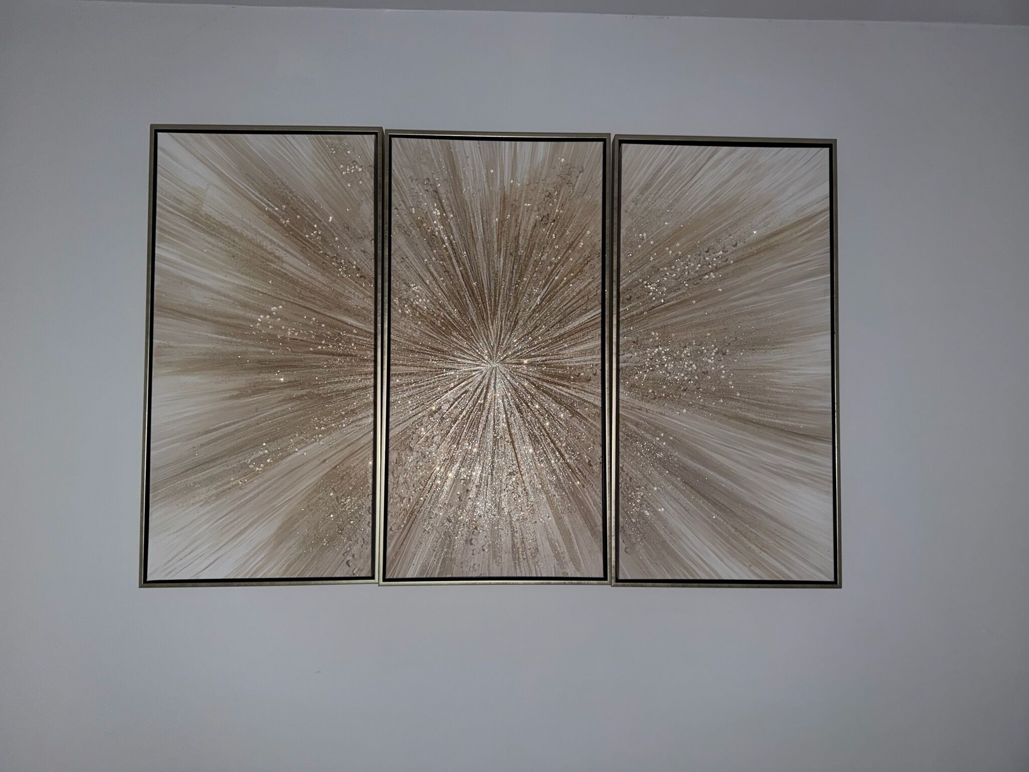Un triptyque mural dont le motif est constitué de cercles concentriques.