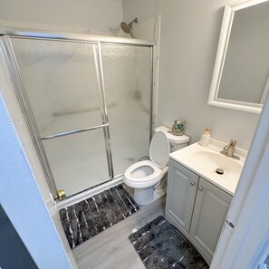 Haartrockner, Handtücher, Seife, Toilettenpapier