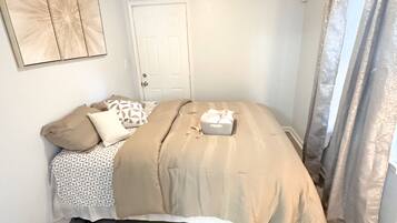 3 bedrooms, iron/ironing board, WiFi, bed sheets