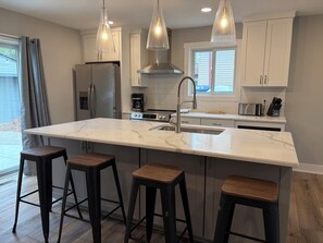 Private kitchen - Spacious Plymouth home 30 minutes to Ann Arbor / 5 minutes to downtown Plymouth (Plymouth)
